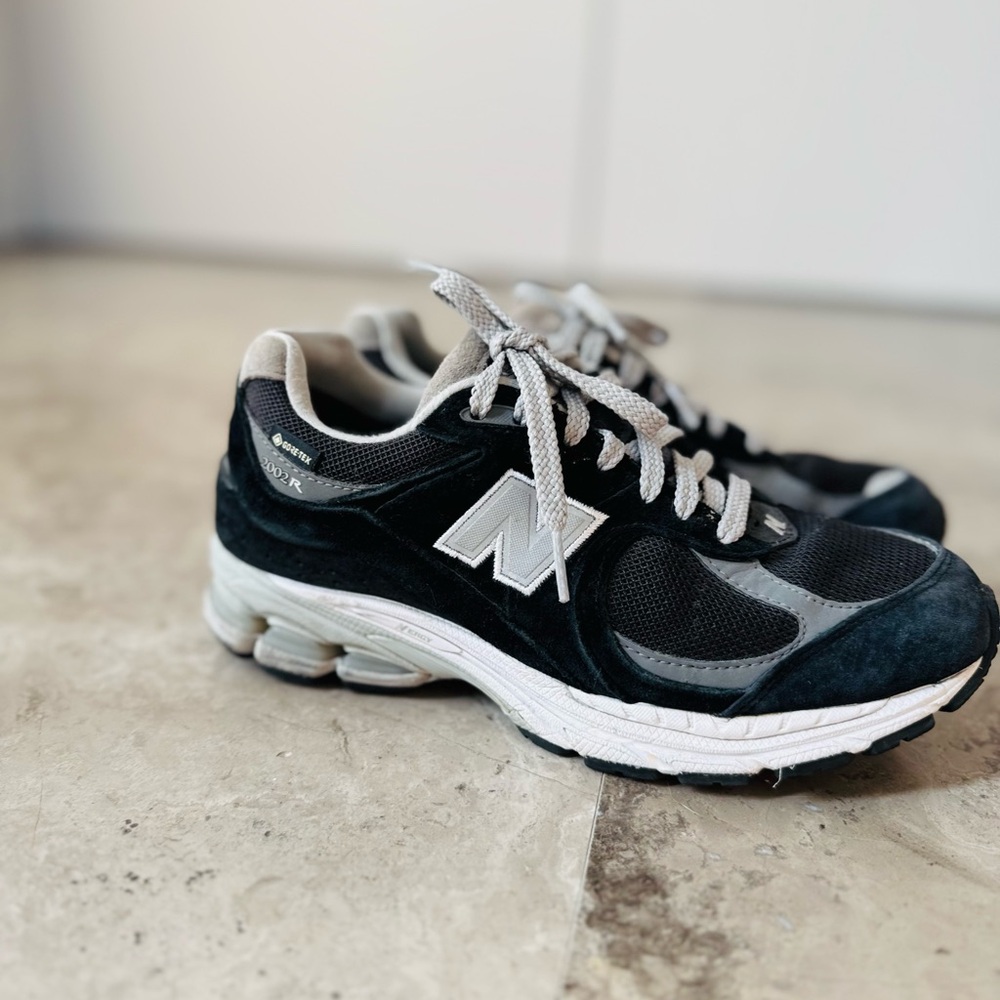 New Balance 2002R Black Grey Men’s 5.5 / Women’s size 7